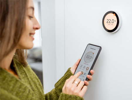 wifi-termoreg девушка управляет регулятором теплого пола по WiFi