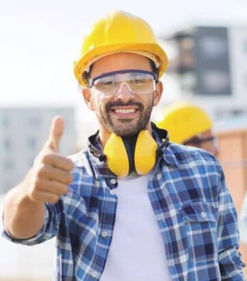 klass-stel мастер по теплому полу в желтой каске показывает класс - большой палец вверх