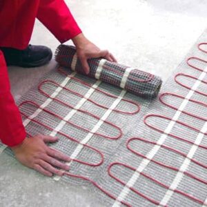 montaj mata teplogo pola мастер устанавливает нагревательный кабель теплого пола