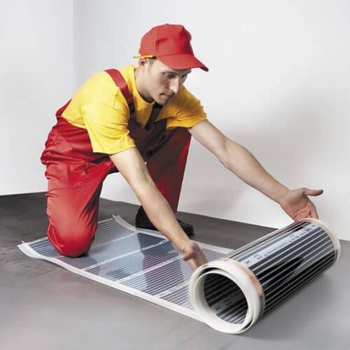 montaj_plenki мастер СТЭЛ укладывает инфракрасную пленку