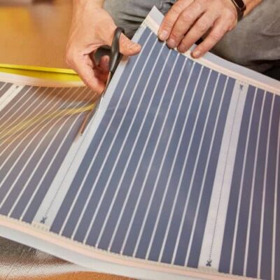 cena-na-infrakrasnuyu-plenku мастер режет инфракрасную пленку ножницами