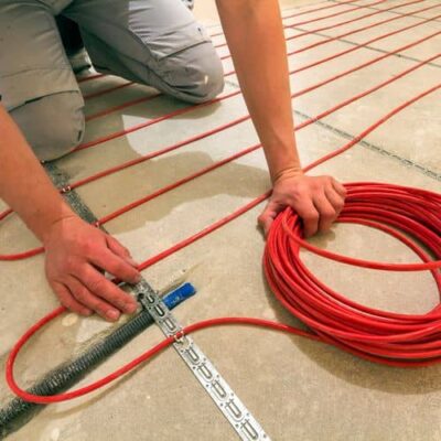 cena-na-kabel мастер крепит кабель теплого пола