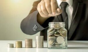 cena na tepliy pol stel человек в пиджаке складывает монеты в банку