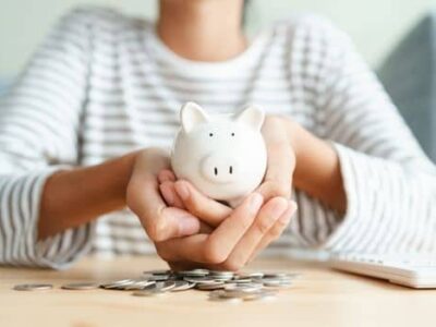 deshevle-stel девушка держит свинку-копилку в руках