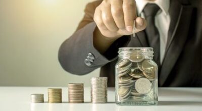 money-stel деловой человек ложит копейки в банку